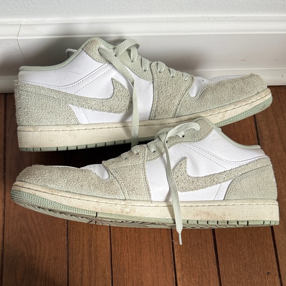 Nike White and Light Green Sneakers - Picture 6 of 6